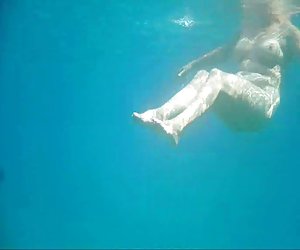 Full naked granny under the water for voyeurs