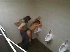 Fodendo a vadia no banheiro da rodoviaria