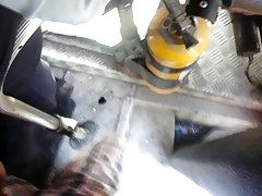 AYUDANDOLE A CULONA CALIENTE TUBO METALICO P1