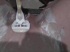 Shaving a puuuuurfect pussy