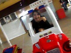 teen muestra las bragas en publico