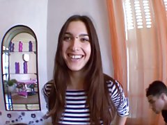 Etudiante russe se lache grave pour son premier porno !