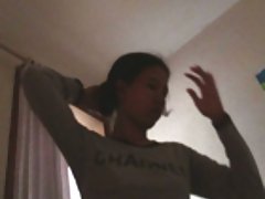 Ngintip pembantu jilbab ganti baju