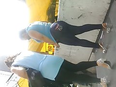 Mega nalgotas maduras en el metro II