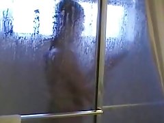 Heimlich beim Duschen gefilmt