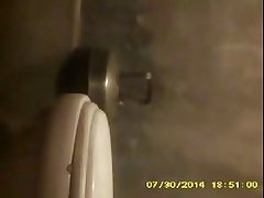 espiando ala tia en la ducha