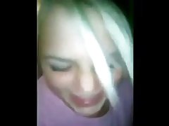 meisjes luisteren hoe hun moeder geneukt wordt