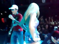 PAGANDO PEITINHO NO BAILE