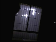 Espiando a la vecina cuando se cambia