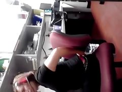 se saca la tanga en la oficina