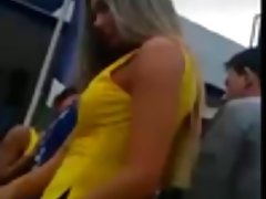 culona de vestido amarillo