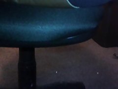 sous le bureau de la conseilliere