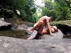 Couple baise a la riviere