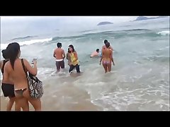 ellas querian ayudar al delfin