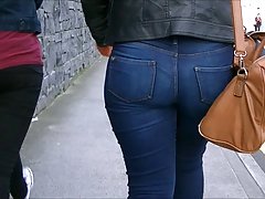 Candid bubblebutt blonde in jeans