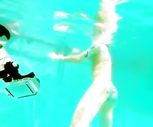 Sigrid Alegria en la picina